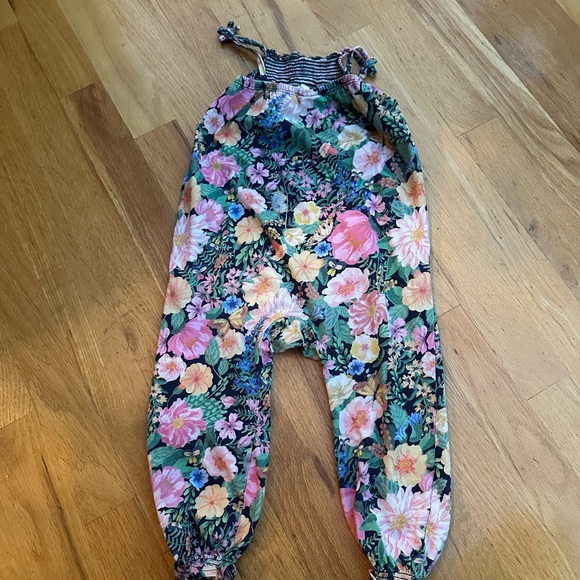 Colorful Floral Jumpsuit with Loose Fit and Gathered Ankles - Picture 2 of 3